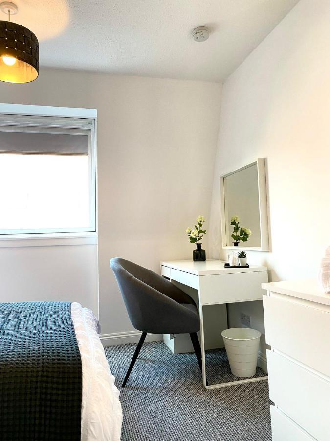 3 Bedroom - 2 Bathroom Townhouse In Corstorphine Near Murrayfield Stadium - Direct Bus To Edinburgh City Centre In 20 Minutes - Two Private Parking Spaces - Private Sunny Garden - Recently Refurbished 外观 照片
