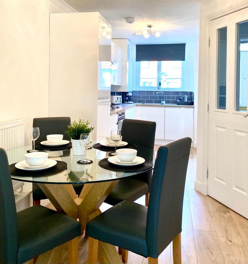 3 Bedroom - 2 Bathroom Townhouse In Corstorphine Near Murrayfield Stadium - Direct Bus To Edinburgh City Centre In 20 Minutes - Two Private Parking Spaces - Private Sunny Garden - Recently Refurbished 外观 照片