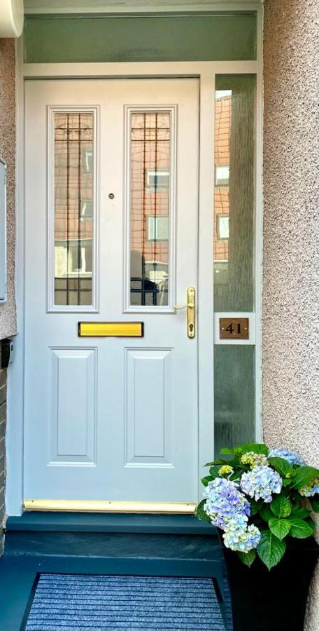 3 Bedroom - 2 Bathroom Townhouse In Corstorphine Near Murrayfield Stadium - Direct Bus To Edinburgh City Centre In 20 Minutes - Two Private Parking Spaces - Private Sunny Garden - Recently Refurbished 外观 照片