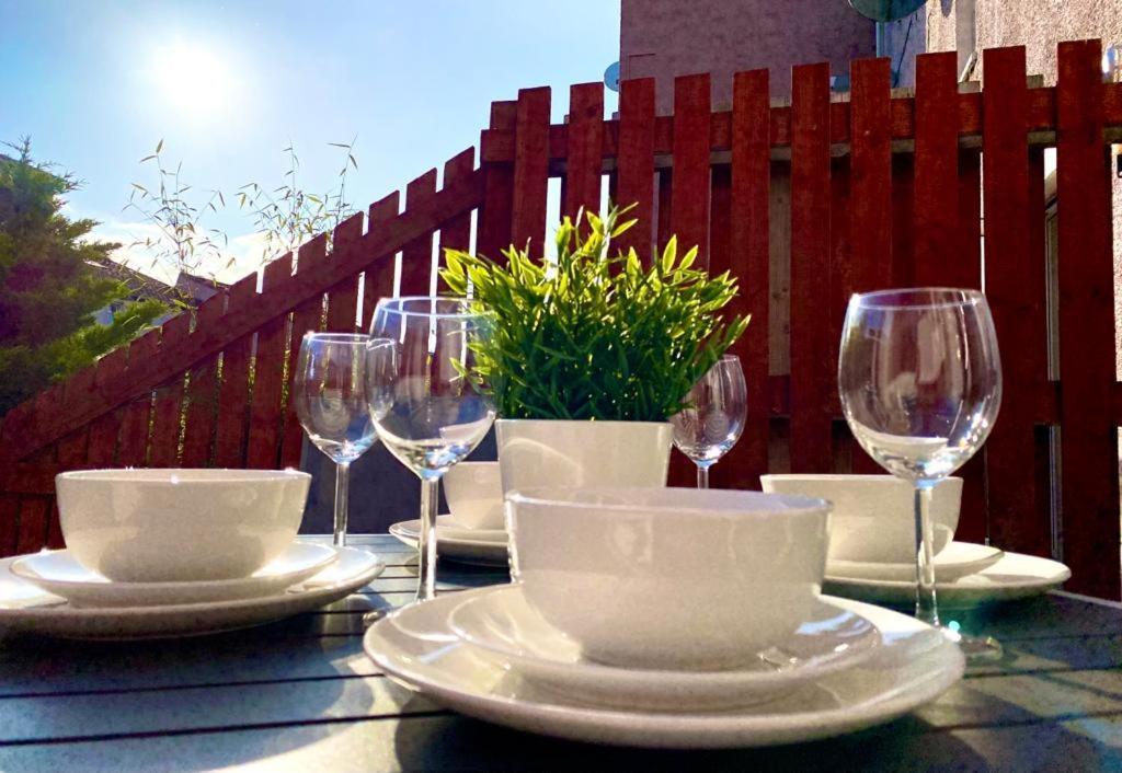 3 Bedroom - 2 Bathroom Townhouse In Corstorphine Near Murrayfield Stadium - Direct Bus To Edinburgh City Centre In 20 Minutes - Two Private Parking Spaces - Private Sunny Garden - Recently Refurbished 外观 照片