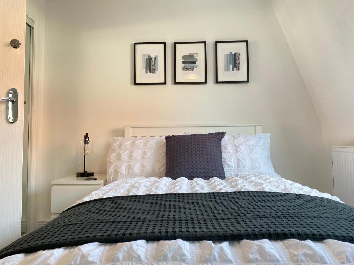 3 Bedroom - 2 Bathroom Townhouse In Corstorphine Near Murrayfield Stadium - Direct Bus To Edinburgh City Centre In 20 Minutes - Two Private Parking Spaces - Private Sunny Garden - Recently Refurbished 外观 照片