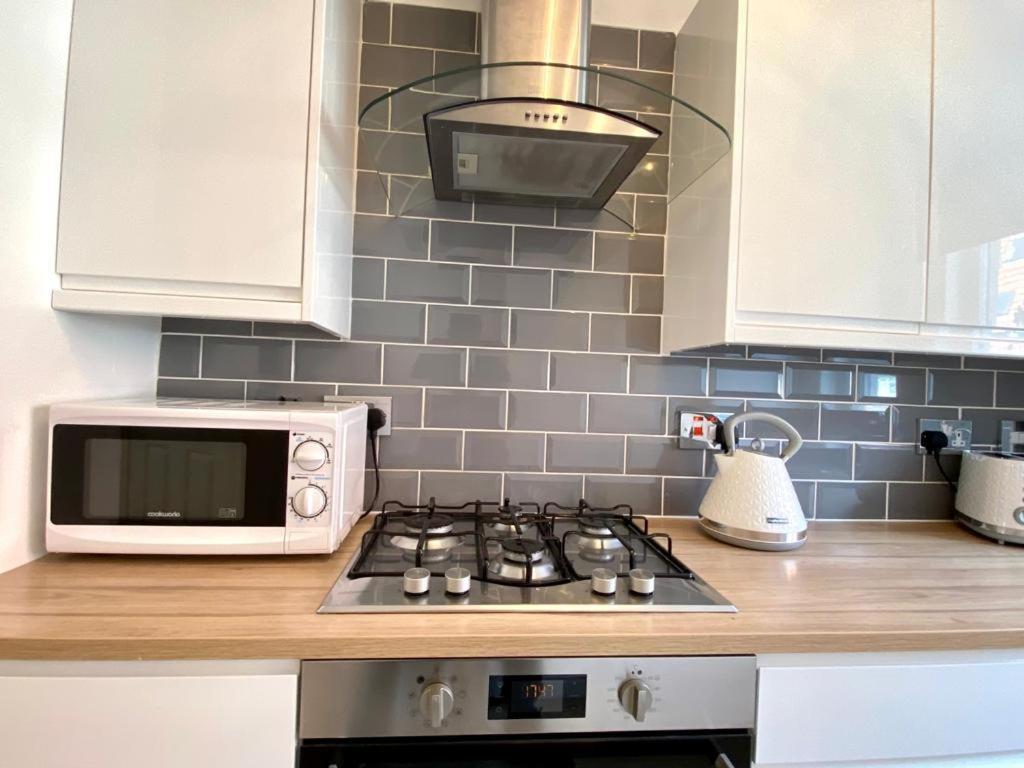 3 Bedroom - 2 Bathroom Townhouse In Corstorphine Near Murrayfield Stadium - Direct Bus To Edinburgh City Centre In 20 Minutes - Two Private Parking Spaces - Private Sunny Garden - Recently Refurbished 外观 照片