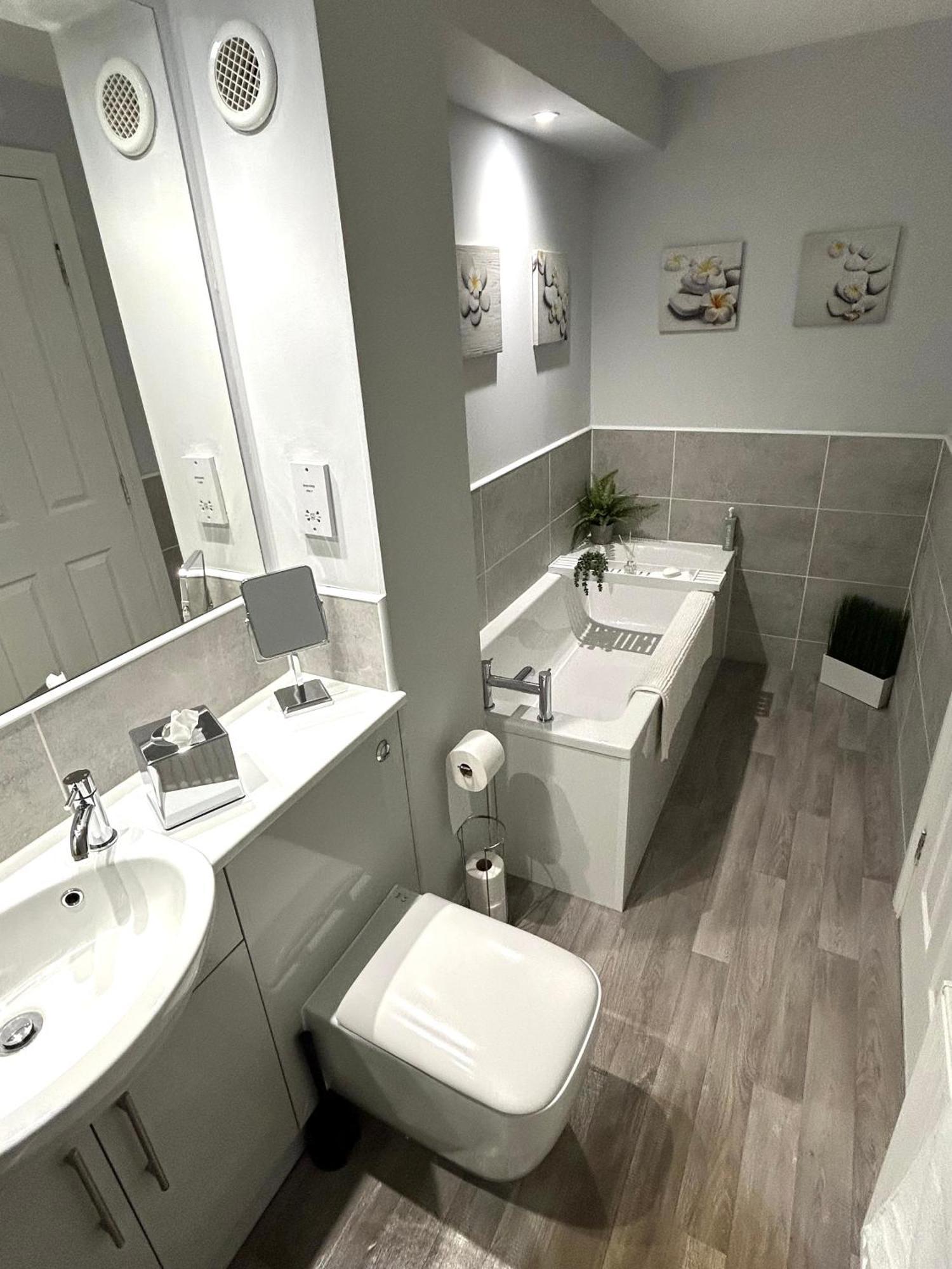 3 Bedroom - 2 Bathroom Townhouse In Corstorphine Near Murrayfield Stadium - Direct Bus To Edinburgh City Centre In 20 Minutes - Two Private Parking Spaces - Private Sunny Garden - Recently Refurbished 外观 照片